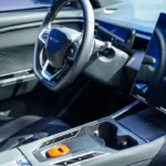 Omoda 4 Ruimteschip-Geïnspireerd Interieur met Verticaal Touchscreen