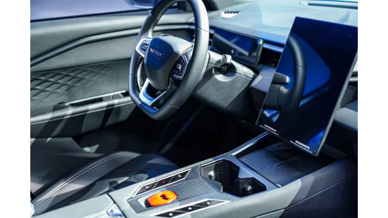 Omoda 4 Ruimteschip-Geïnspireerd Interieur met Verticaal Touchscreen