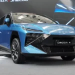 Omoda 4 Vooraanzicht Drie-Kwart in Levendig Blauw