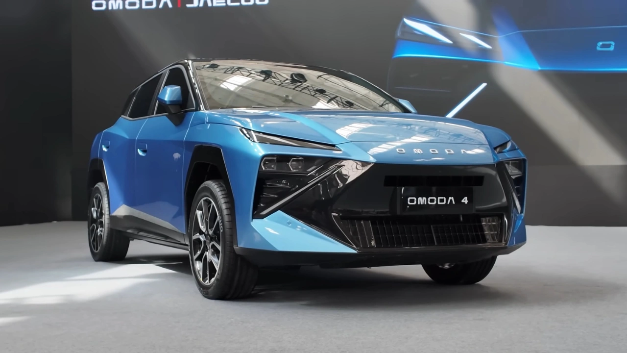 Omoda 4 Vooraanzicht Drie-Kwart in Levendig Blauw