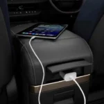 Passagiers op de tweede rij profiteren van een speciaal geïntegreerd oplaadpunt