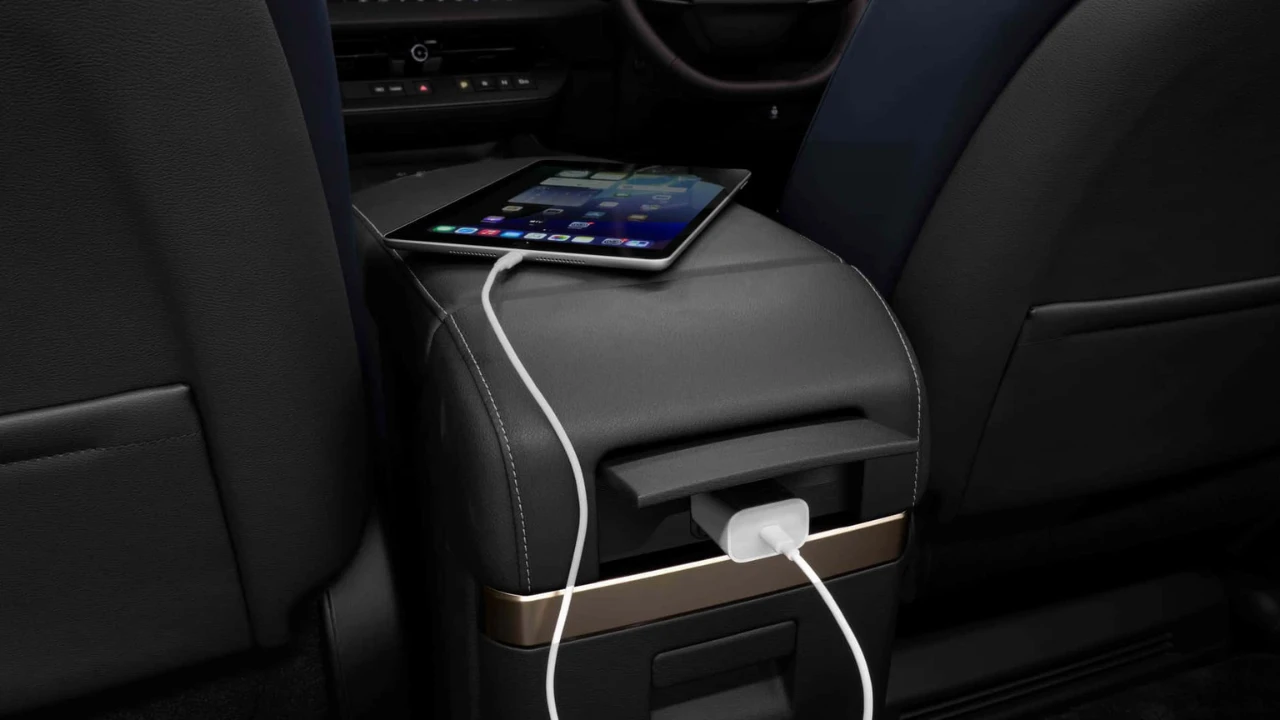 Passagiers op de tweede rij profiteren van een speciaal geïntegreerd oplaadpunt