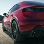 Porsche Macan GTS Achter Badge Detail - Prestatie Identiteit