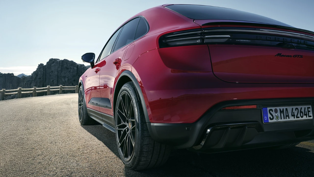 Porsche Macan GTS Achter Badge Detail - Prestatie Identiteit