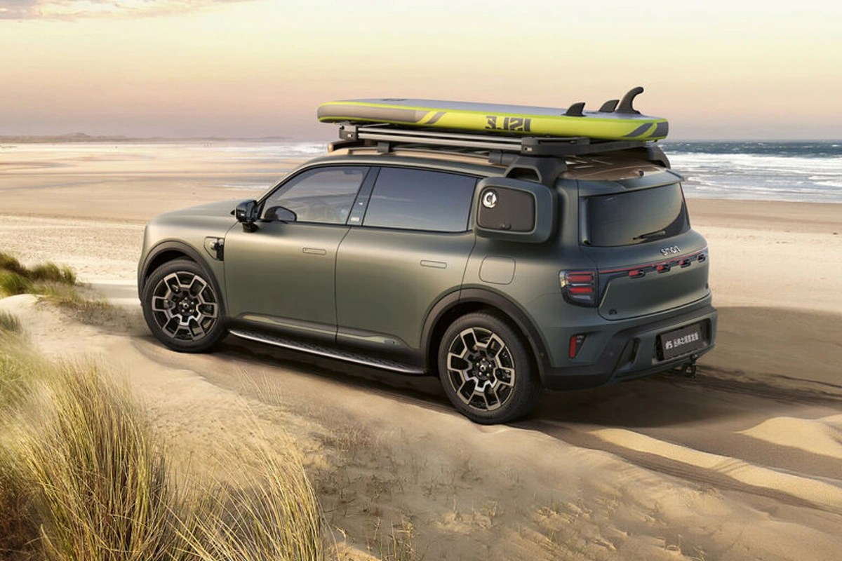 Smart #5 op het Strand met Surfplanken - Avontuurlijk Lifestyle Voertuig