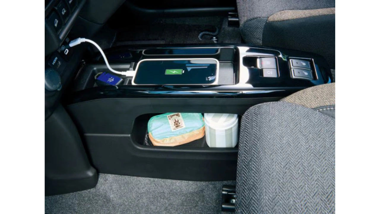 Suzuki Xbee 2025 Middenconsole met Draadloos Opladen en Verborgen Opslag