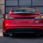 Tesla Model S 2025 Achteraanzicht met Thuislaadstation