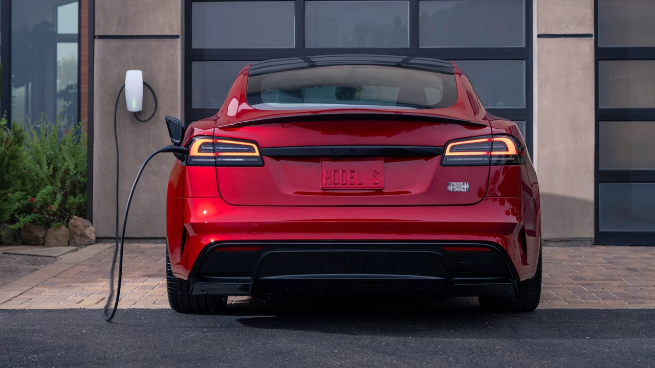 Tesla Model S 2025 Achteraanzicht met Thuislaadstation