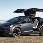 Tesla Model X 2025 met Iconische Falcon Wing Deuren Open