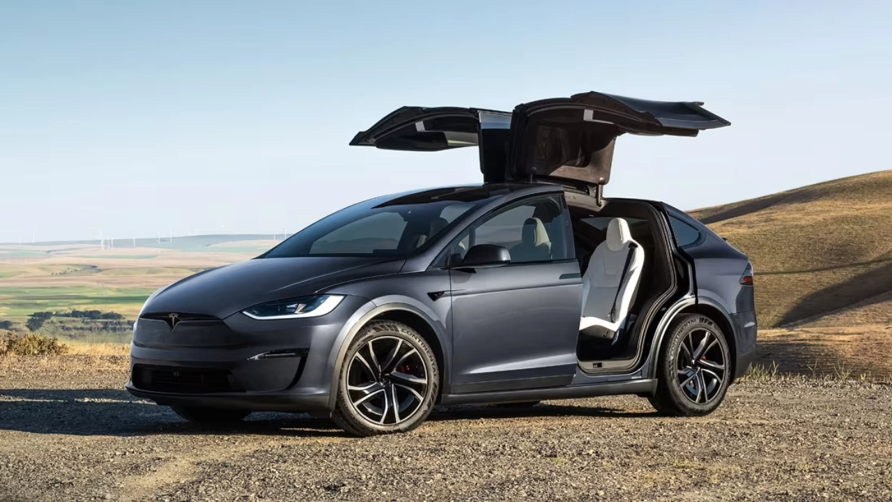 Tesla Model X 2025 met Iconische Falcon Wing Deuren Open
