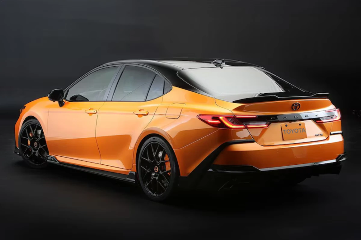 Toyota Camry GT-S Concept Achter Driekwart Aanzicht met Diffuser