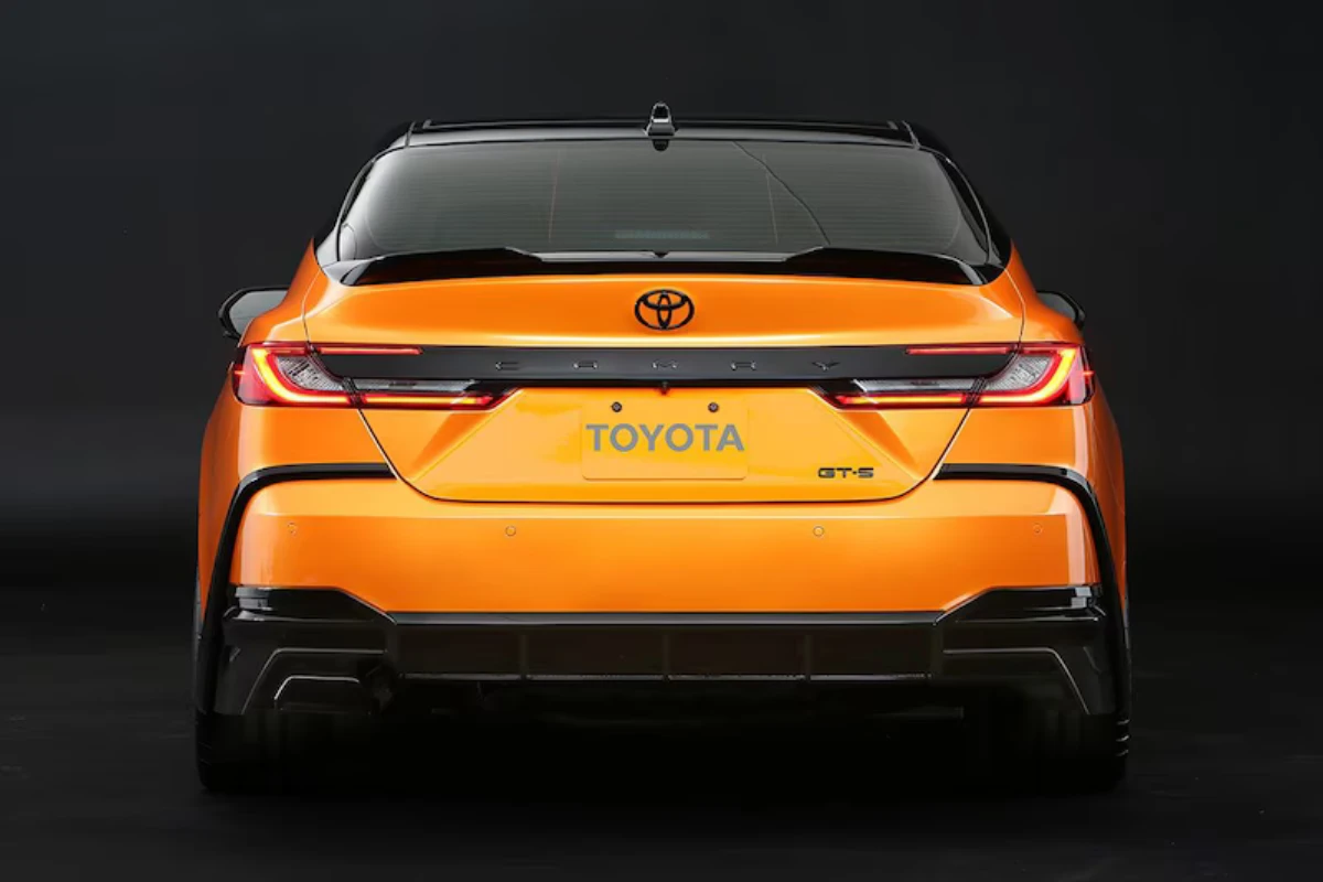 Toyota Camry GT-S Concept Achteraanzicht met GT-S Badge en LED-achterlichten