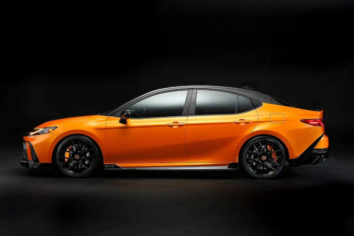Toyota Camry GT-S Concept Volledig Zijaanzicht met Performance Houding