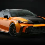 Toyota Camry GT-S Concept Voorzijde Driekwart Aanzicht in Inferno Flare Oranje