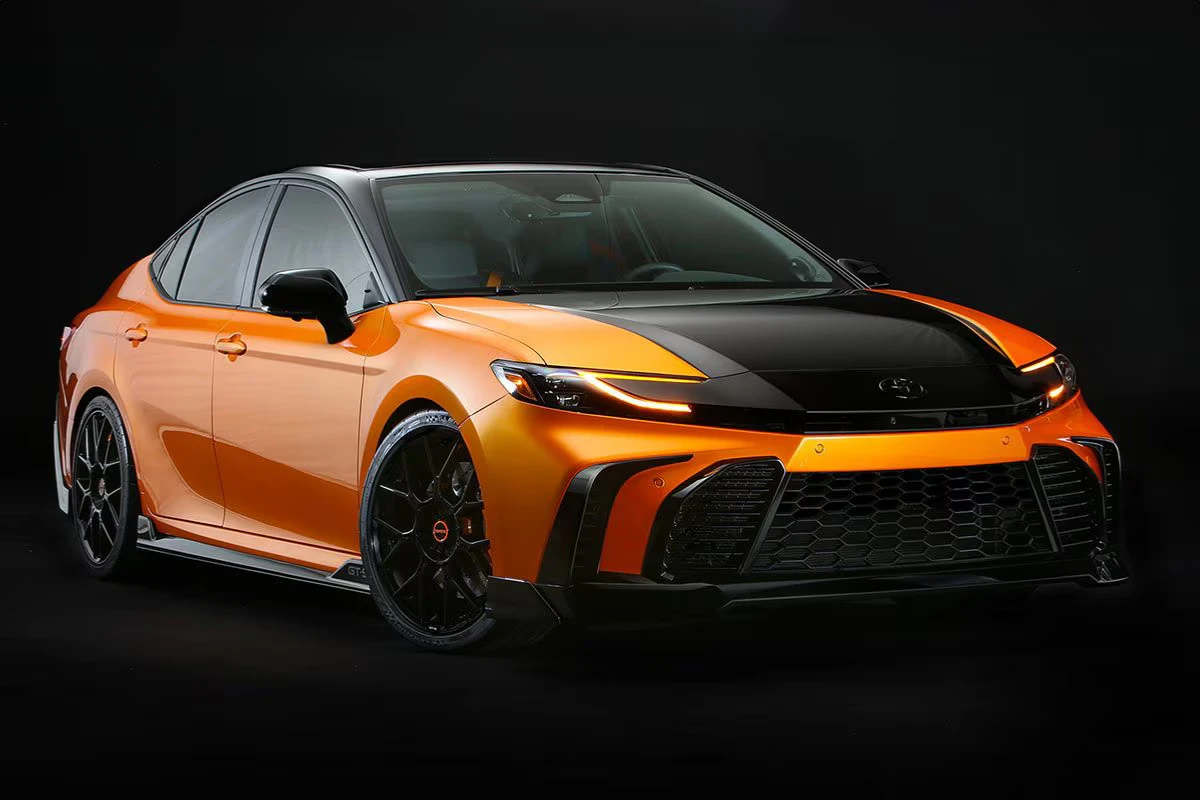 Toyota Camry GT-S Concept Voorzijde Driekwart Aanzicht in Inferno Flare Oranje