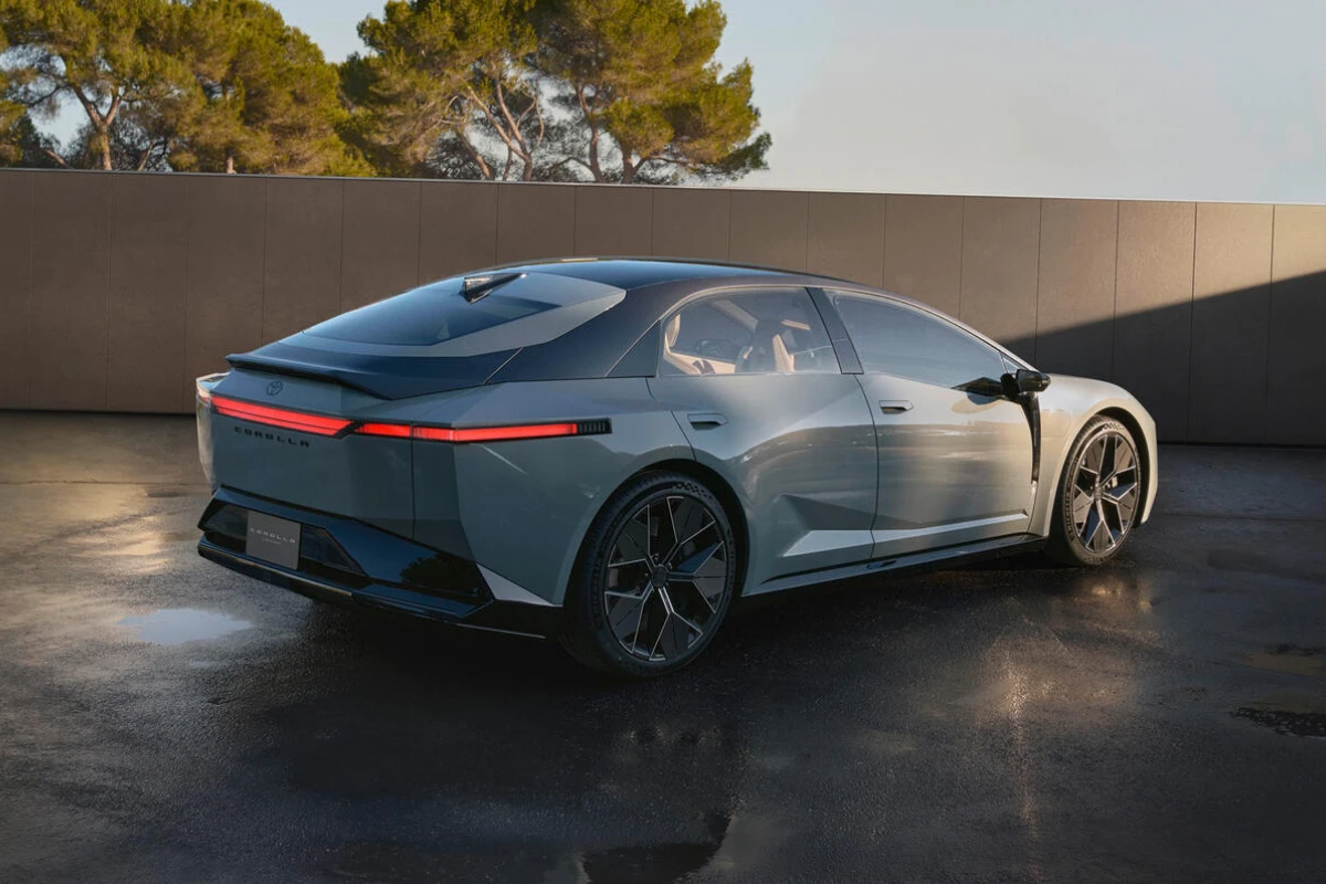 Toyota Corolla Concept 2025 Achter Driekwart Dynamisch Wegzicht