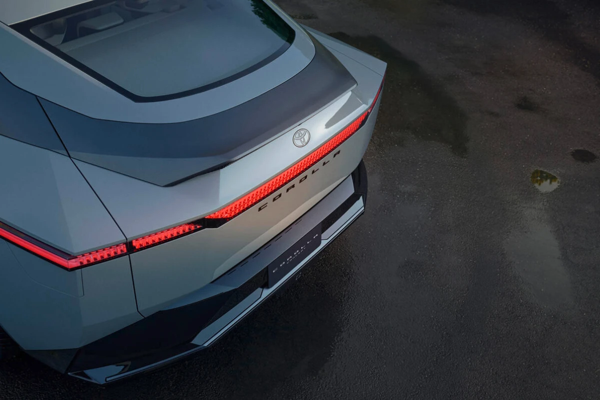 Toyota Corolla Concept 2025 Achter LED Achterlicht Detail en Badge