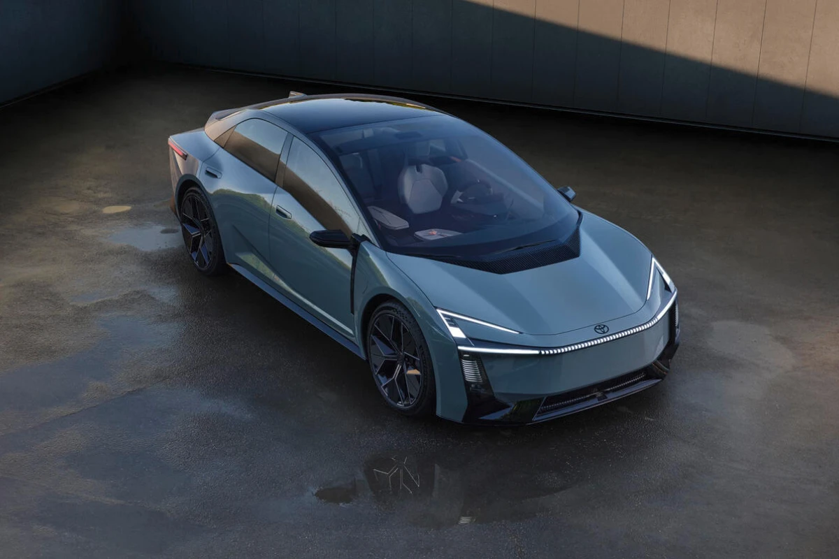 Toyota Corolla Concept 2025 Hoge-Hoek Voor Driekwart Exterieur Zicht