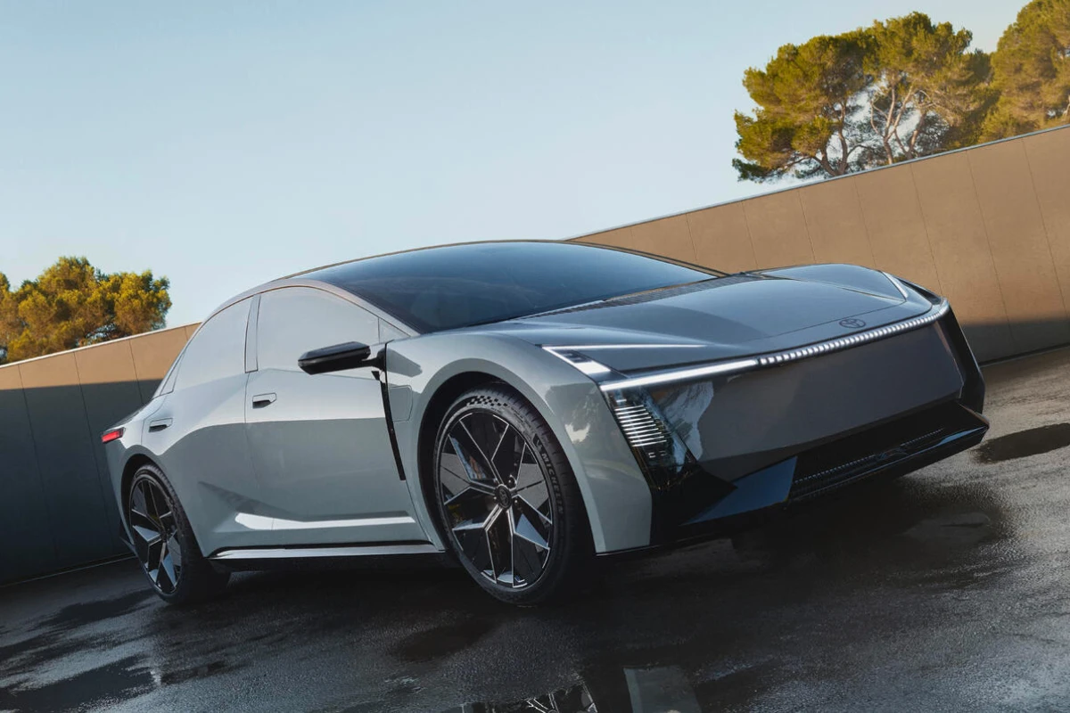 Toyota Corolla Concept 2025 Voor Driekwart Dynamisch Wegzicht