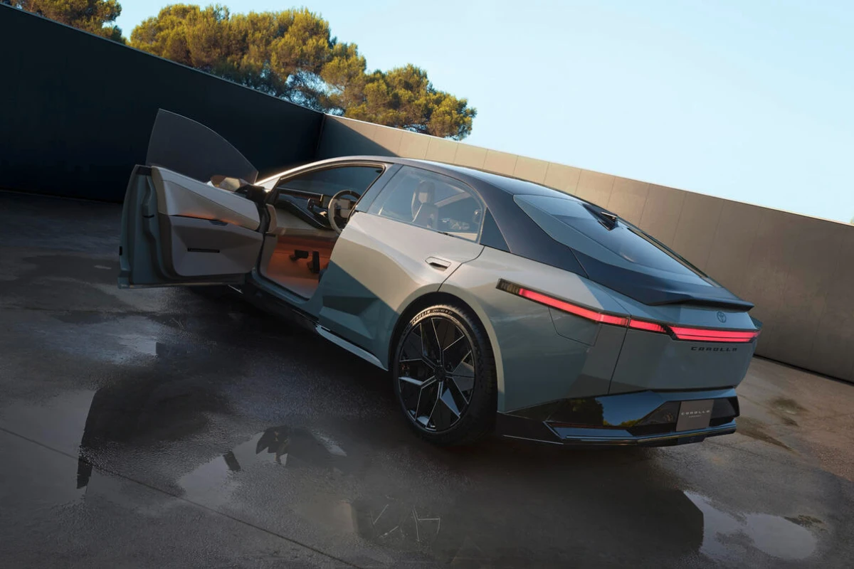 Toyota Corolla Concept 2025 Zijprofiel met Open Deur en Raamloze Ruiten