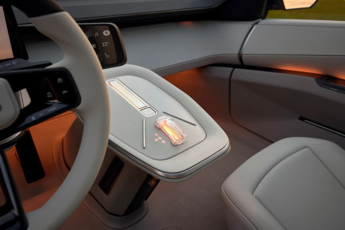 Toyota Corolla Concept 2025 Zwevende Middenconsole en Rijbesturing Detail