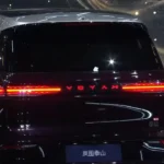 Voyah Taishan Achteraanzicht met Volledige Breedte LED Achterlicht Design