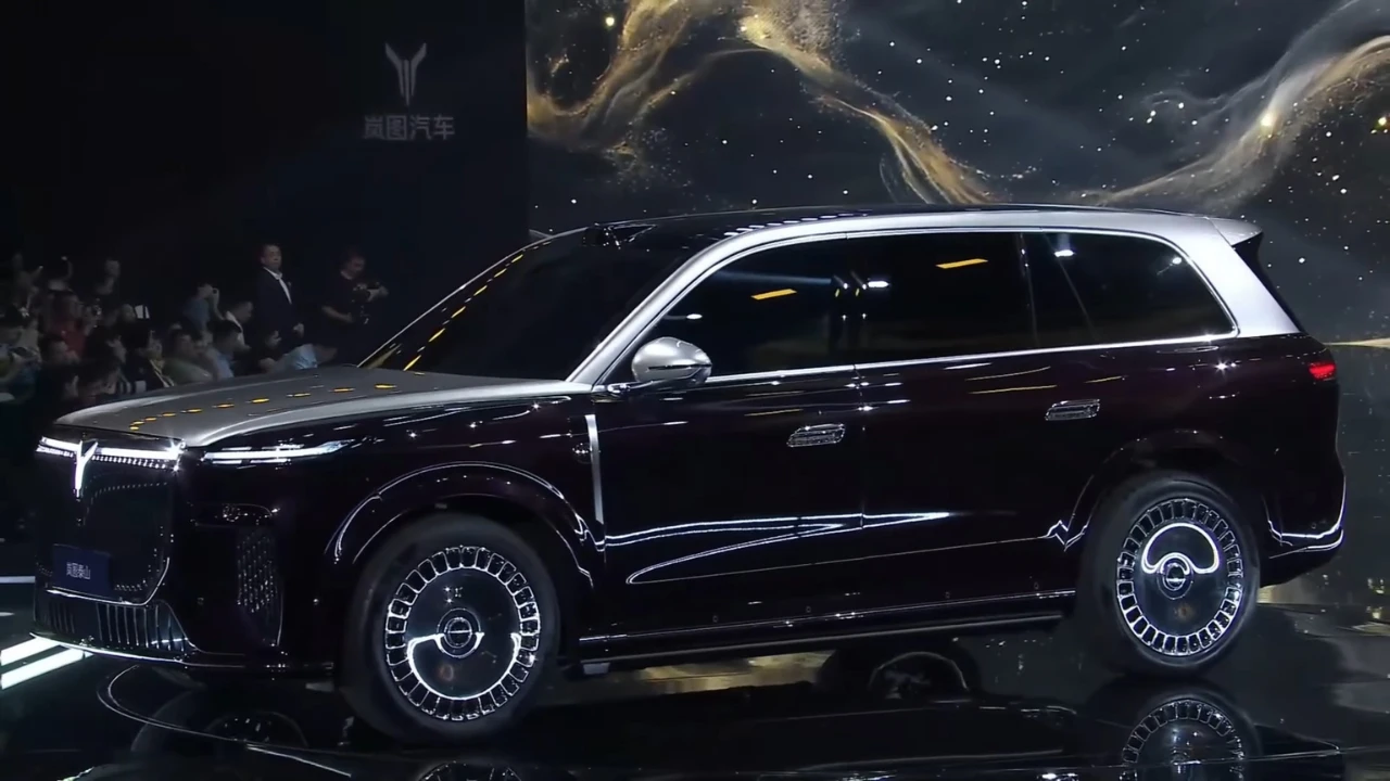 Voyah Taishan Volledig Zijprofiel met Tweekleurig Carrosserie Design