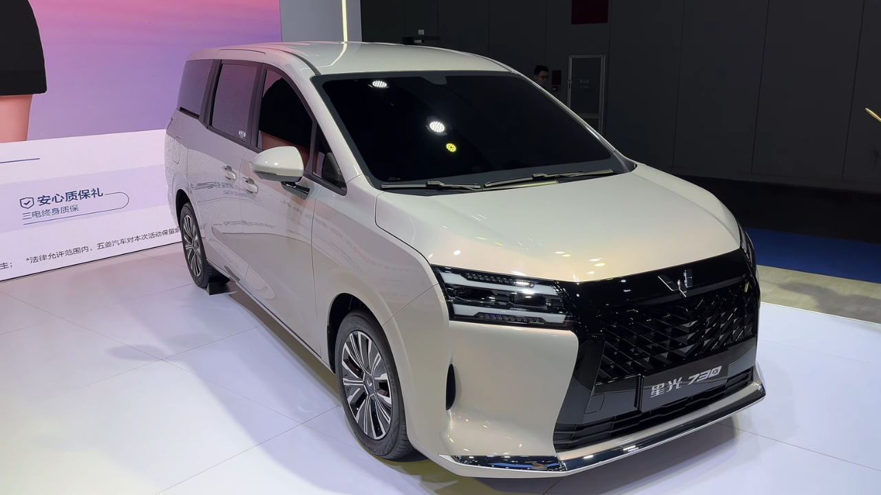 Wuling Xingguang 730 Driekwart Vooraanzicht