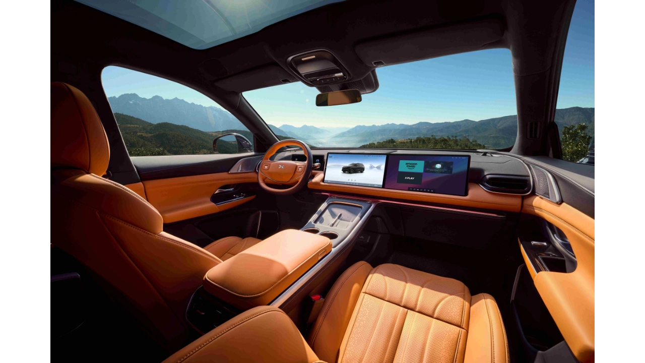 Xpeng G9 Standard Range Premium Interieur met Oranje Leren Thema