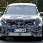 2026 BMW iX3 M Vooraanzicht in Camouflage Tijdens Testen