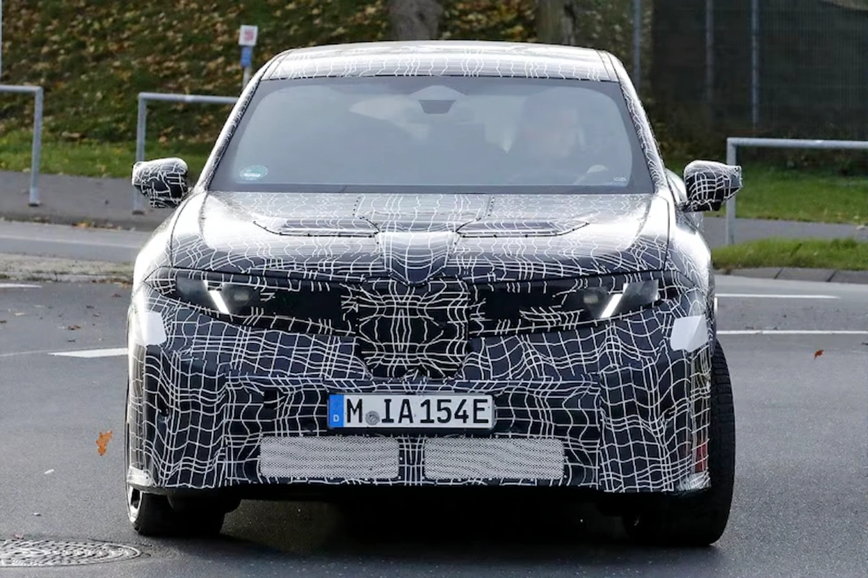 2026 BMW iX3 M Vooraanzicht in Camouflage Tijdens Testen