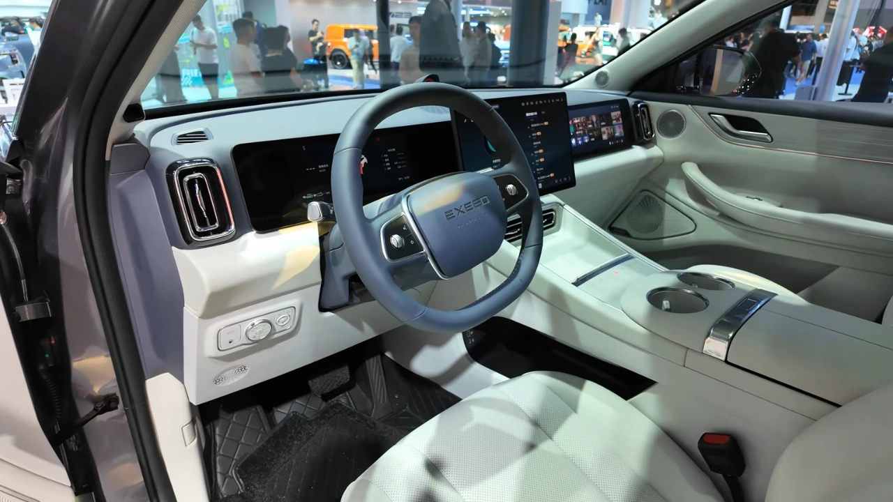 2026 Chery Exeed Exlantix ET5 Bestuurders Positie met Geavanceerde Bediening en Premium Materialen