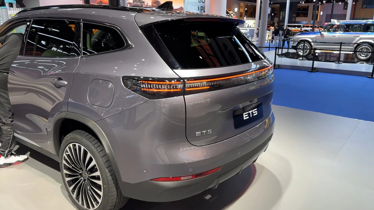 2026 Chery Exeed Exlantix ET5 Direct Achteraanzicht met EXEED Branding en Volledige LED-Verlichting