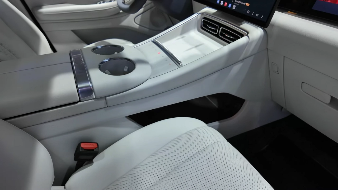 2026 Chery Exeed Exlantix ET5 Middenconsole met Premium Functies en Opbergruimte