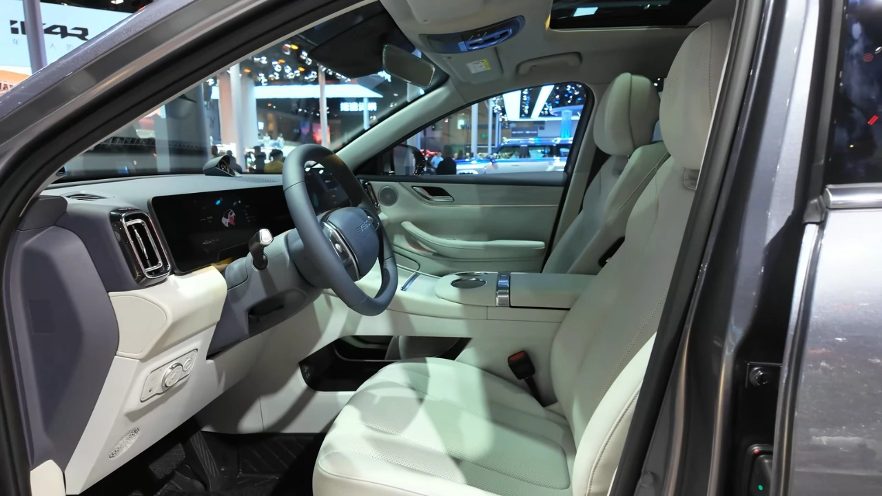 2026 Chery Exeed Exlantix ET5 Premium Interieur met Warm Sun Cream Kleurthema