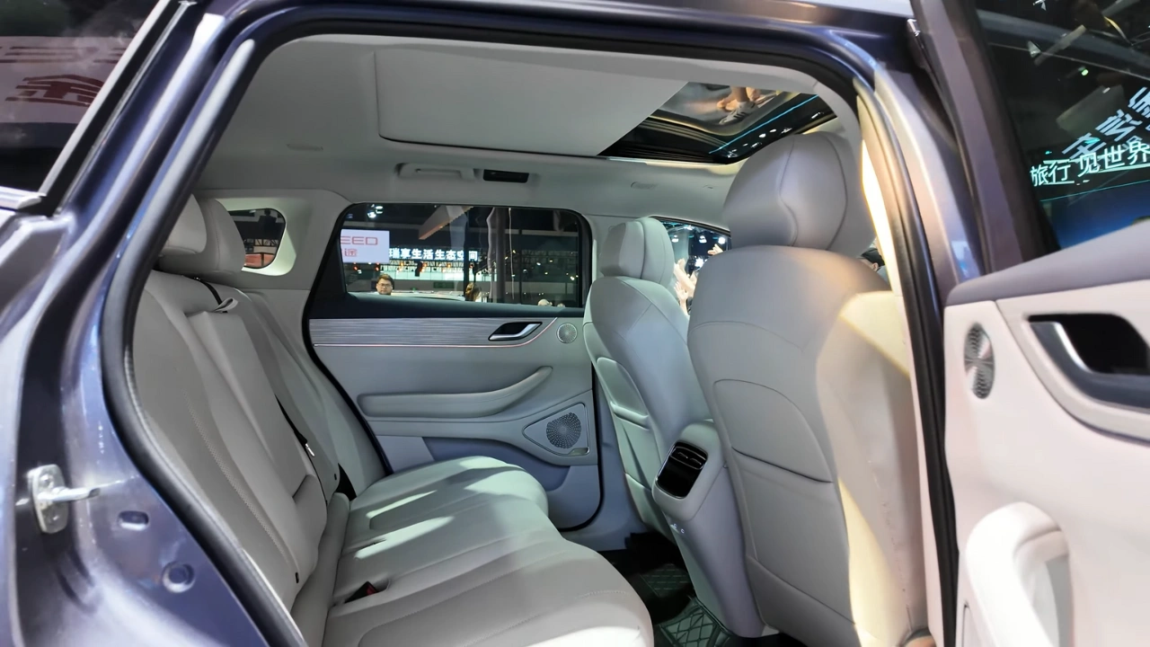 2026 Chery Exeed Exlantix ET5 Ruime Achterpassagiers Cabine met Panoramisch Schuifdak