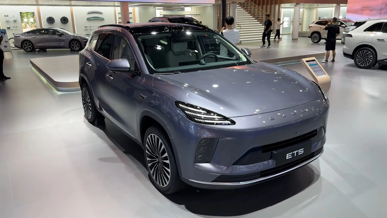 2026 Chery Exeed Exlantix ET5 Showroom Display in Premium Grijs Metallic Afwerking