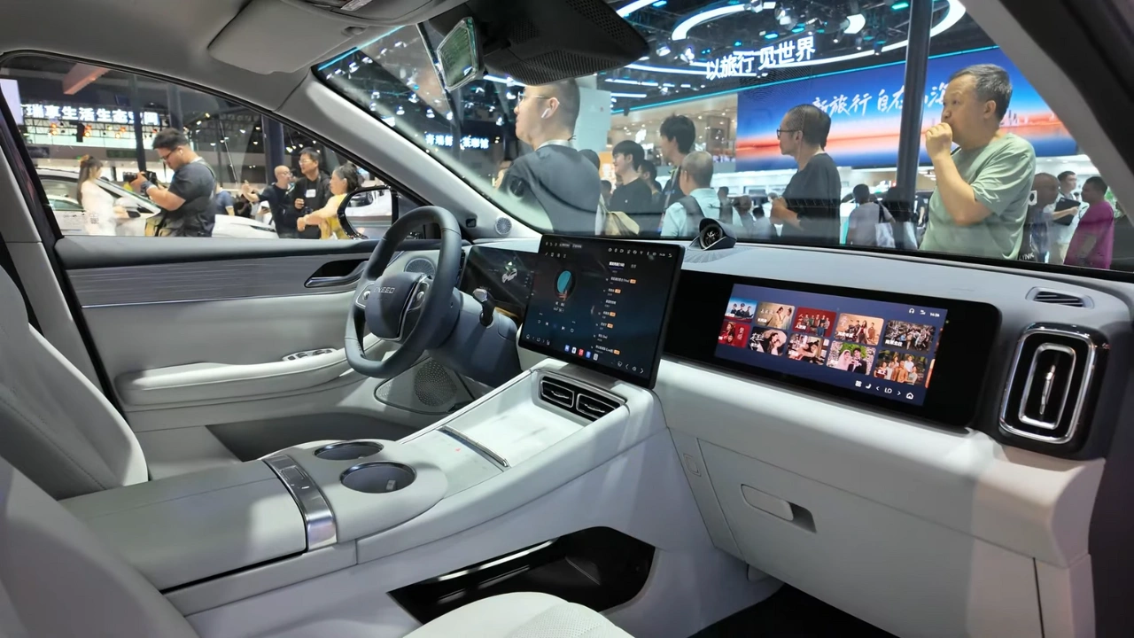 2026 Chery Exeed Exlantix ET5 Volledig Interieur Cockpit met Geavanceerde Drie-Scherm Technologie