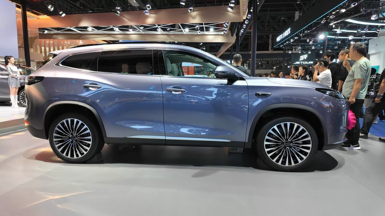 2026 Chery Exeed Exlantix ET5 Volledig Zijprofiel met 2.800mm Wielbasis