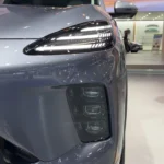 2026 Chery Exeed Exlantix ET5 Voorkoplamp Detail met Drievoudige Lichtbalk Ontwerp