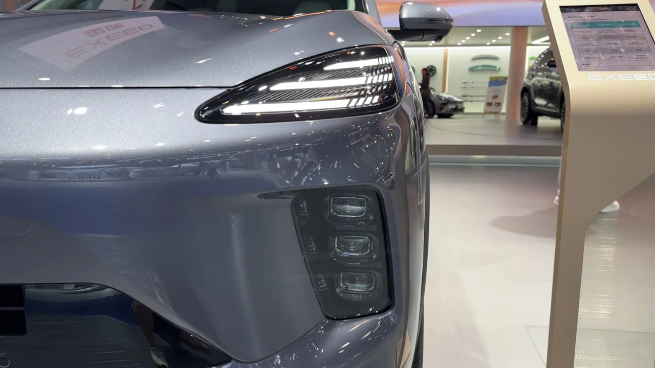 2026 Chery Exeed Exlantix ET5 Voorkoplamp Detail met Drievoudige Lichtbalk Ontwerp