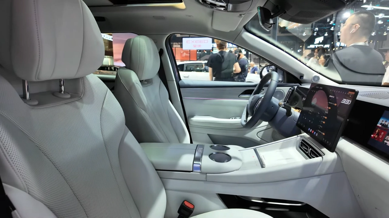 2026 Chery Exeed Exlantix ET5 Voorstoelen Perspectief met Premium Crème Leer