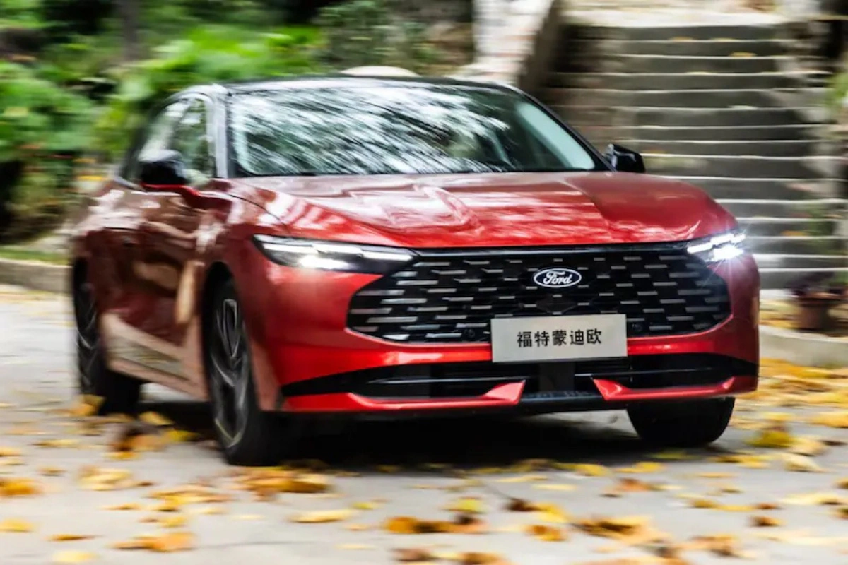 2026 Ford Mondeo Dynamisch Vooraanzicht in Beweging