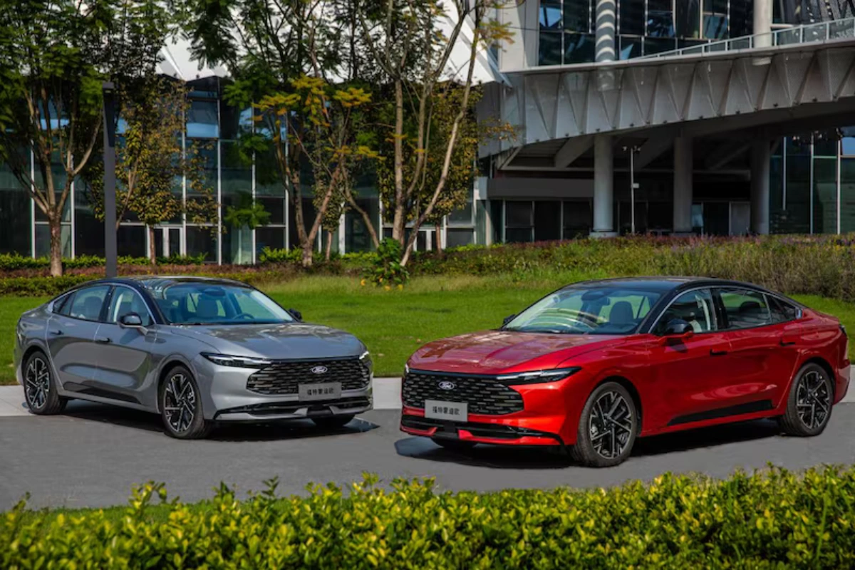 2026 Ford Mondeo Modellen in Rood en Zilver Tentoonstelling