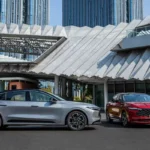 2026 Ford Mondeo Paar Tegen Moderne Architectuur