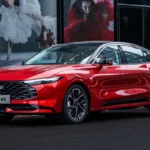 2026 Ford Mondeo Rood Voor Driekwart Aanzicht in Stedelijke Omgeving