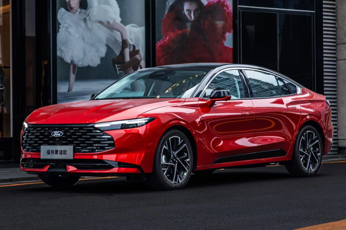 2026 Ford Mondeo Rood Voor Driekwart Aanzicht in Stedelijke Omgeving