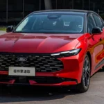 2026 Ford Mondeo Voor Kwart Aanzicht in Natuurlijk Daglicht