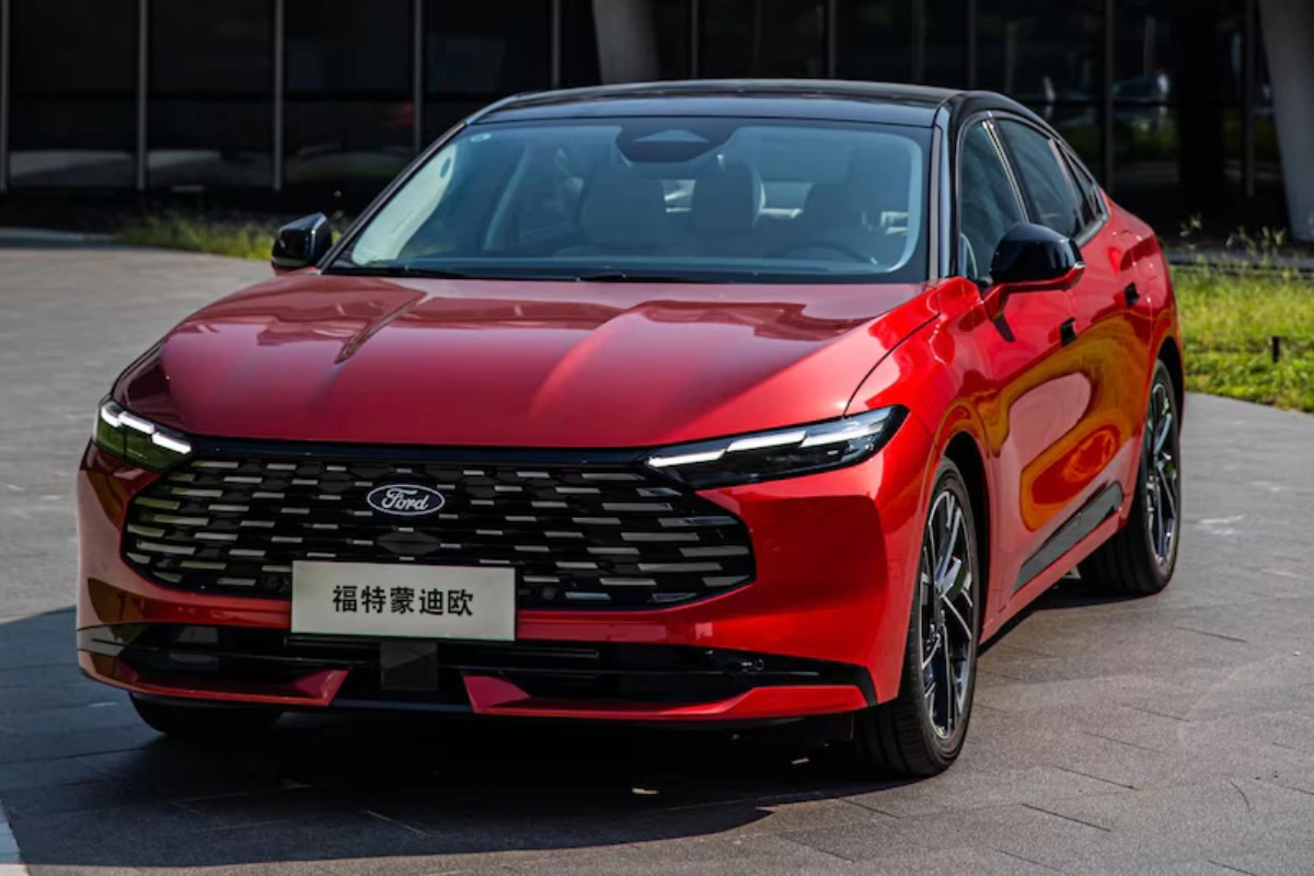 2026 Ford Mondeo Voor Kwart Aanzicht in Natuurlijk Daglicht