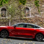 2026 Ford Mondeo Zijprofiel Tegen Historische Architectuur